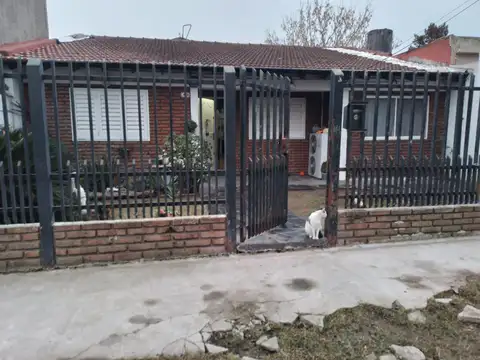 Casa en venta - 4 Dormitorios 4 Baños - 400mts2 - Ezeiza