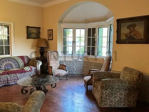 Casa estilo ingles en la mejor zona de La Lucila. Para poner en valor.