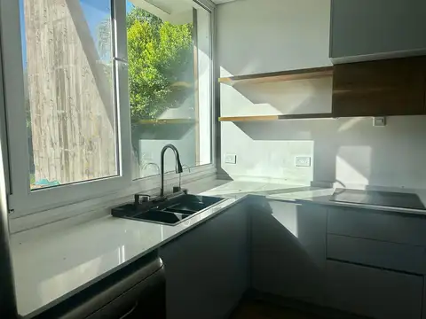 Casa en Alquiler con 2 cocheras