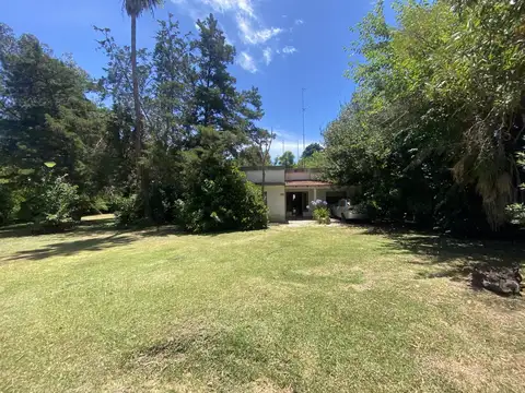 Casa en Arturo SeguI sobre un lote de 2990 mt2