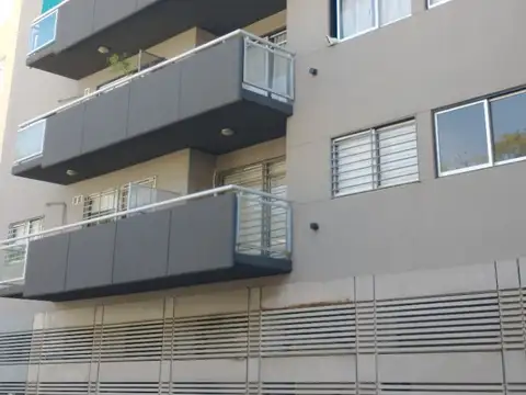EXCELENTE DEPARTAMENTO DE 2 AMBIENTES AL FRENTE CON BALCÓN ATERRAZADO Y COCHERA FIJA CUBIERTA