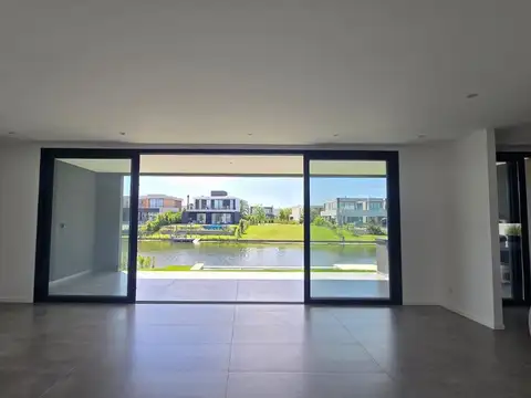 Casa en venta al agua en Carpinchos Nordelta