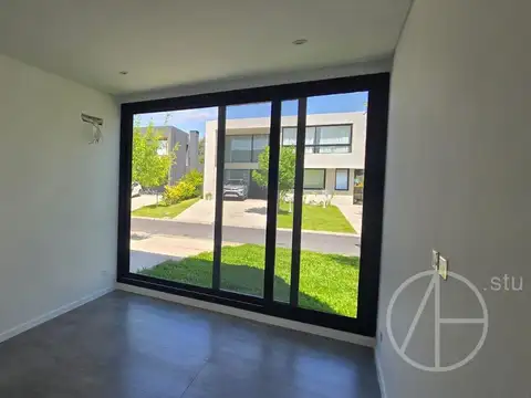 Casa 6 ambientes con 5 baños