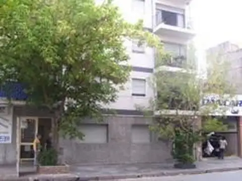 TRES AMBIENTES CON PATIO 4x3,50 LUMINOSO