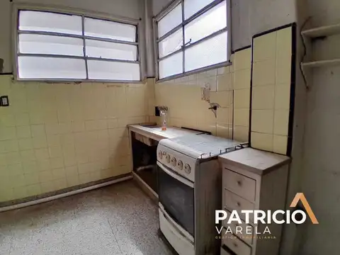 Departamento tipo PH 3 Ambientes - Oportunidad para remodelar - Flores - Permuta Menor valor