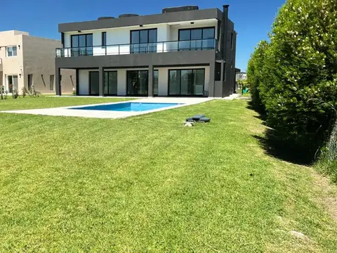 Casa 5 ambientes con 3 baños