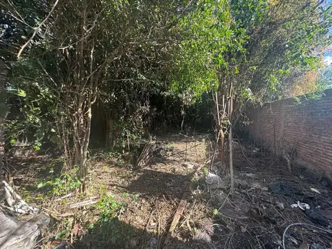 VENTA CASA EN MARMOL A RECICLAR CON GRAN JARDIN