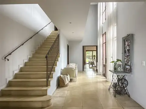 Casa 8 ambientes con 5 baños