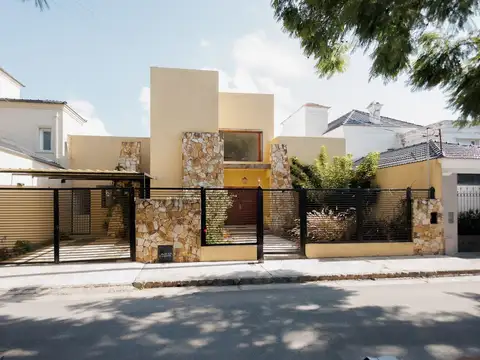 EN VENTA CASA B° GRAND BOURG CON EXCELENTE VISTA