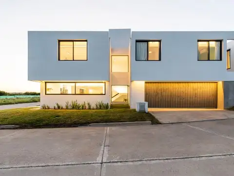 Casa 4 ambientes con 3 baños