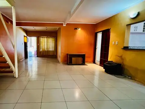 Casa 6 ambientes con 2 baños