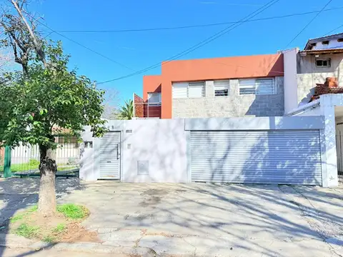 CASA EN 2 PLANTAS / IDEAL PARA 2 FAMILIAS O FAMILIA NUMEROSA