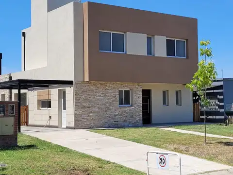 Casa 4 ambientes con 3 baños