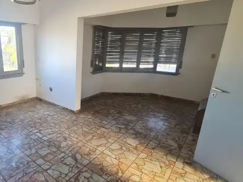 Casa 6 ambientes con 2 baños