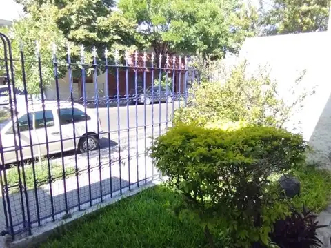 Casa 6 ambientes con 2 baños