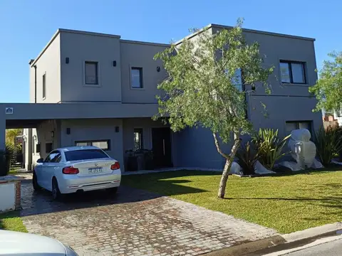 Alquiler anual de casa amoblada en Pilar del Este