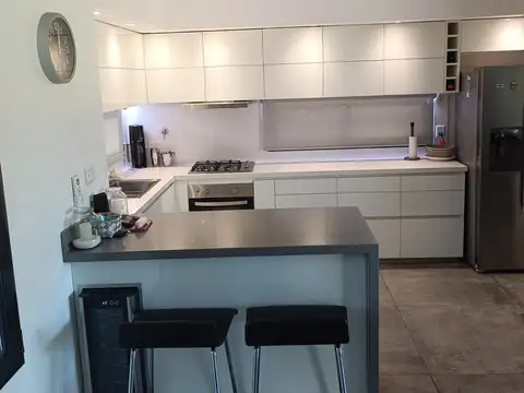 Casa 5 ambientes con 4 baños