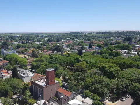 Amplio Piso con 3 cocheras