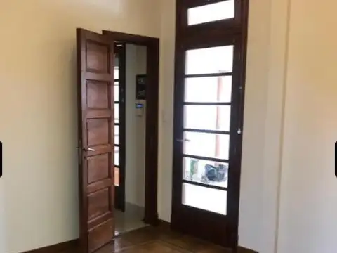 Casa moderna reciclada en planta alta con terraza privada – LA PLATA