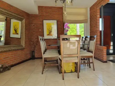 Casa en Alquiler con 2 cocheras