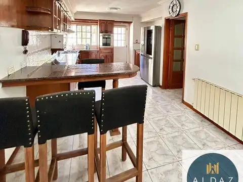 Casa 6 ambientes con 2 baños