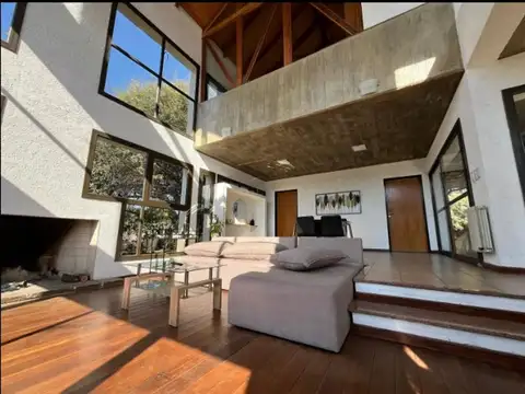 Casa en Alquiler con 2 cocheras