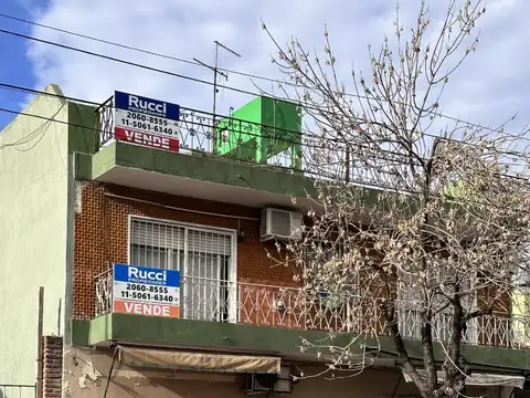 CASA MULTIFAMILIAR CON 2 LOCALES PB Y 1PH 3 AMB. Y 2 PH 1º PISO  DE 2 Y 3 AMB.CON TERRAZA