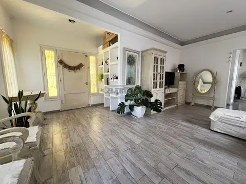 Casa en Venta con 3 cocheras