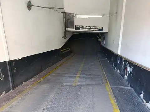 VENTA COCHERA FLORES CON SEGURIDAD 24 HS