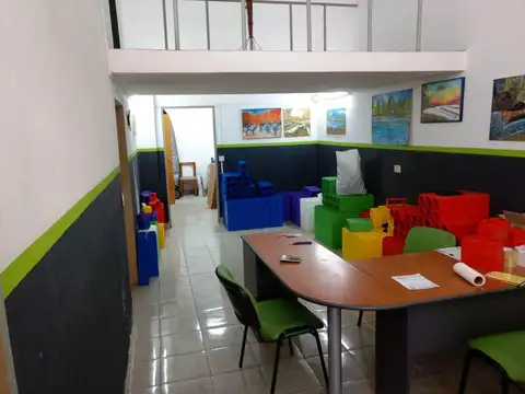 Galpón de 1145 m2 en Pompeya. Salida a dos calles