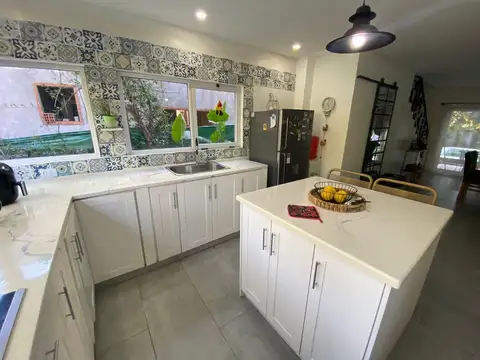 Casa 4 ambientes con 2 baños