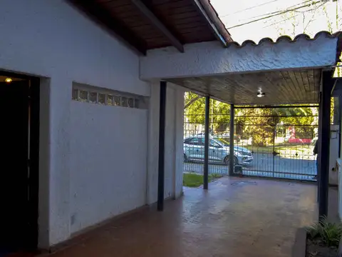 Casa 6 ambientes con 2 baños