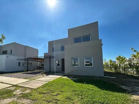 VENTA CON FINANCIACIÓN, Casa en Los Carpinchos, Nordelta. Suite en PB y Suite   3 Dormitorios en PA.