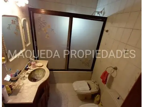 CASA 3 AMBIENTES, ENTRADA AUTOS Y FONDO LIBRE