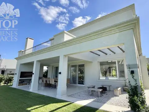 Casa en Venta con 2 cocheras