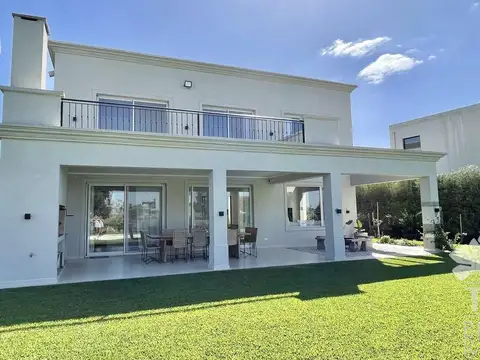 Casa en Venta en El Cantón - Barrio Golf, USD 398.000