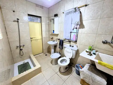 Casa 8 ambientes con 4 baños