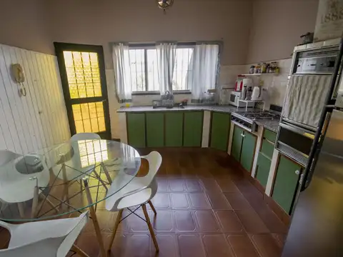 Casa 7 ambientes con 2 baños