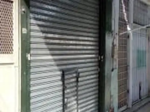 Local a la calle a 30  mts de Rivadavia   altura 8200 . Y cerca estación floresta