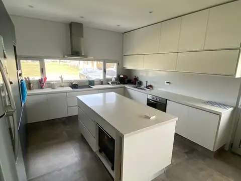 Casa en Venta con 3 cocheras