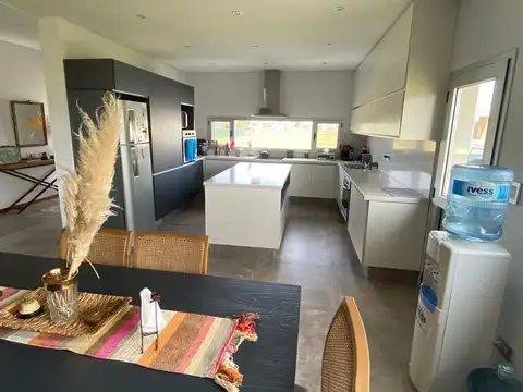 Casa 5 ambientes con 3 baños