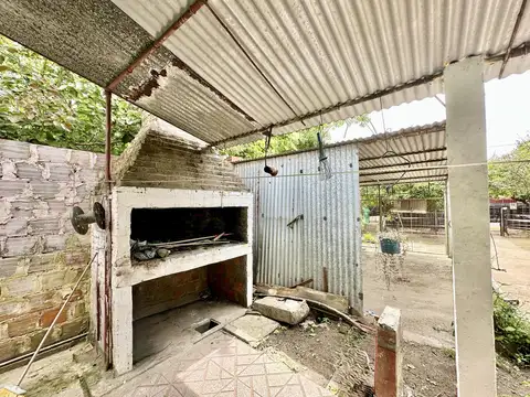 Casa en Venta de 4 ambientes, dos dormitorios y patio. A reformar. Campana.