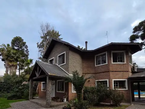 Casa en venta c/ cochera en Parque Leloir