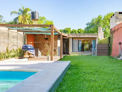 CASA 2 DORMITORIOS PATIO PILETA COCHERA VENTA