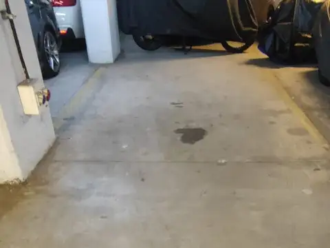ALQUILER  COCHERA CUBIERTA EN ESTUDIOS DE BAHÍA GRANDE.-