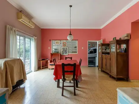 Casa 8 ambientes con 2 baños