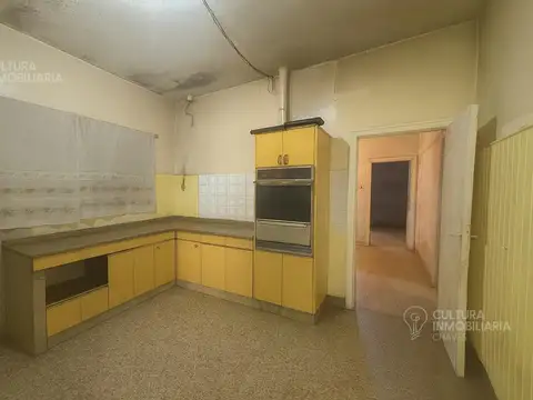 VENTA CASA 3 AMBIENTES CON LOCAL COCHERA Y PARQUE A REFACCIONAR  CASTELAR SUR