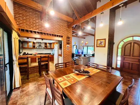 Casa en Venta con 2 cocheras