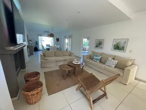 Casa 5 ambientes con 3 baños