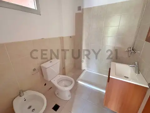 Venta departamento monoambiente  con balcon al frente zona centro cochera